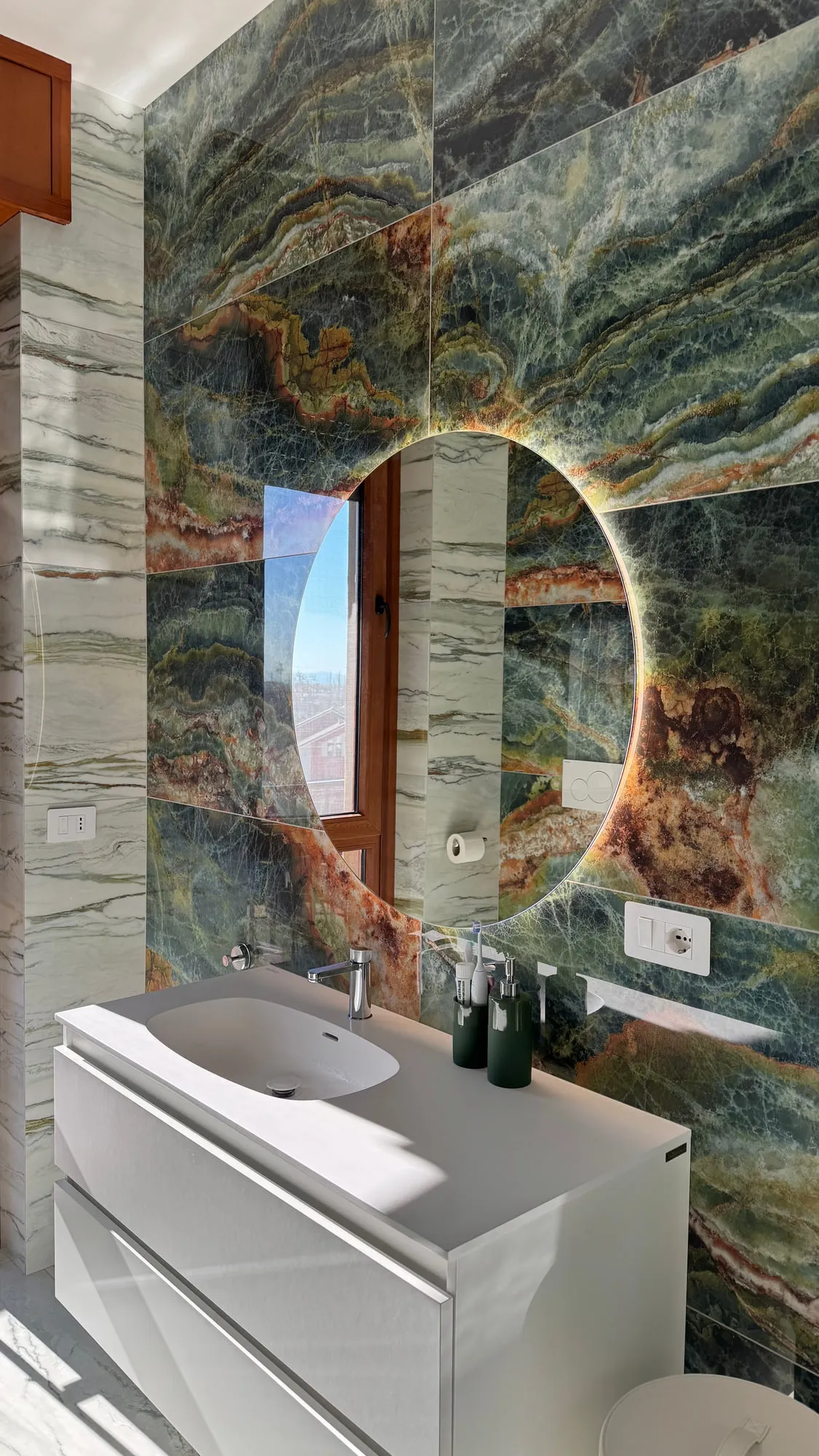 Appartamento Monza — green quartzite against matte lacquer and a black worktop