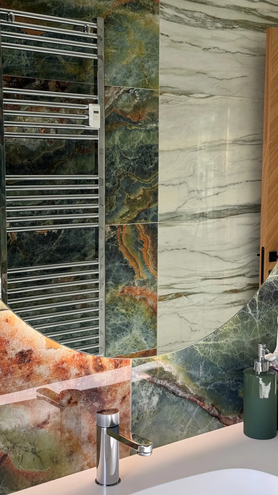 Appartamento Monza — green quartzite against matte lacquer and a black worktop