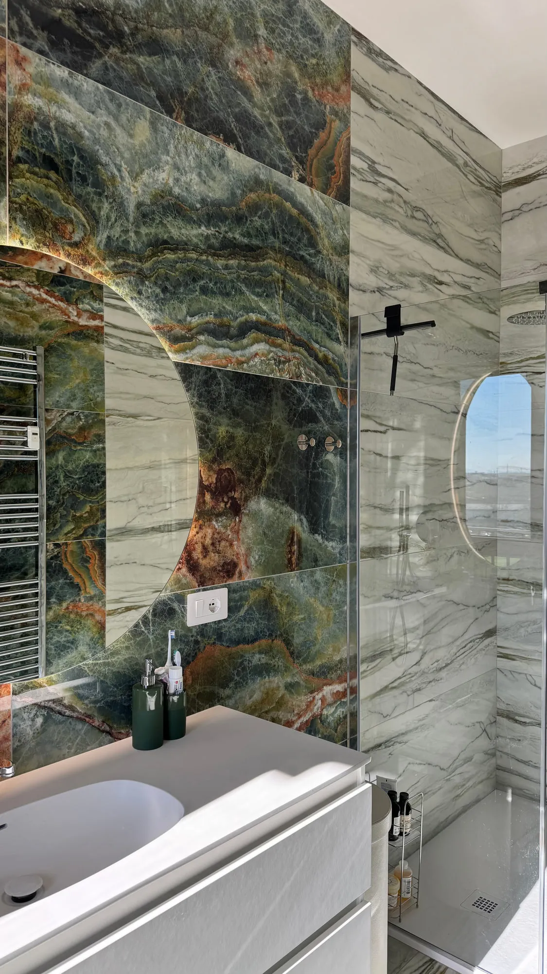 Appartamento Monza — green quartzite against matte lacquer and a black worktop
