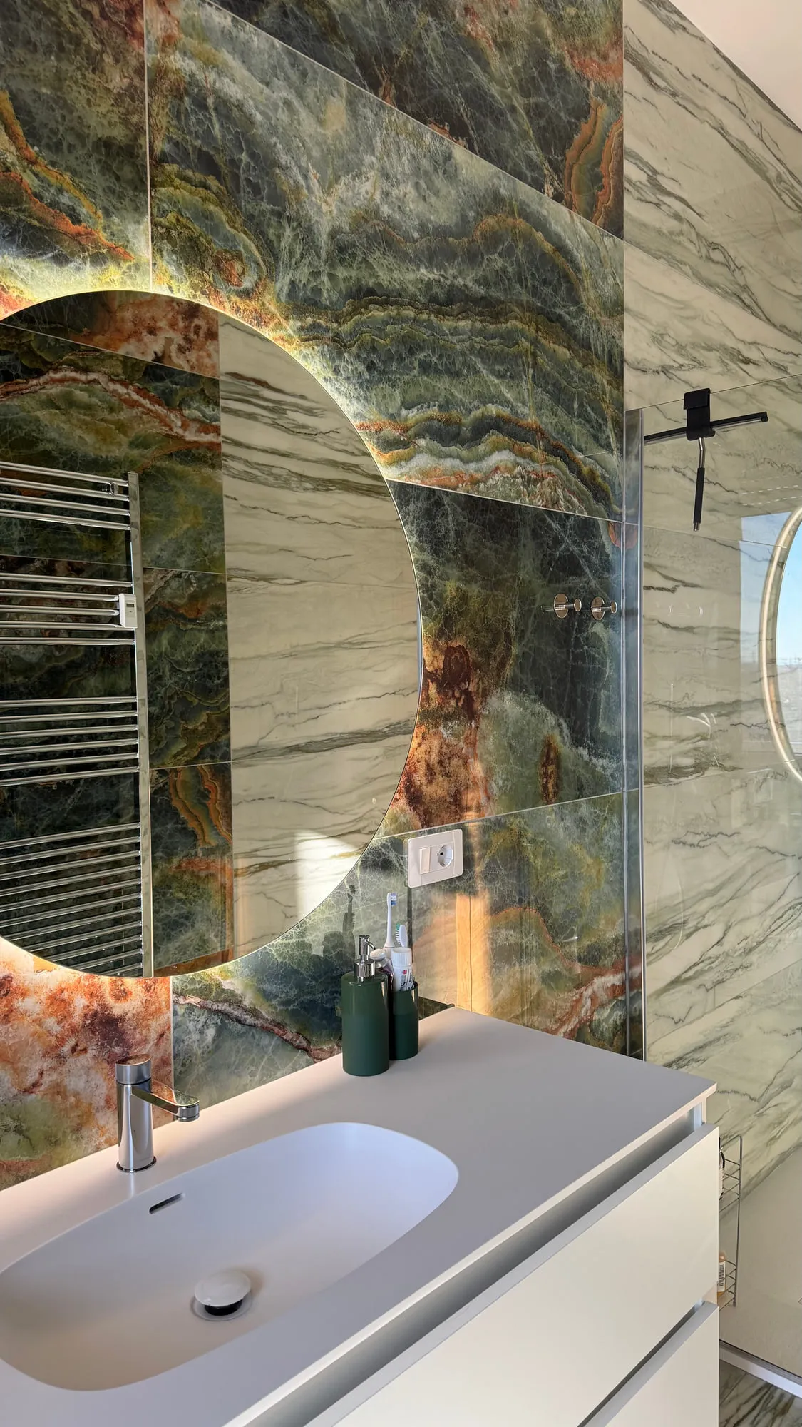 Appartamento Monza — green quartzite against matte lacquer and a black worktop