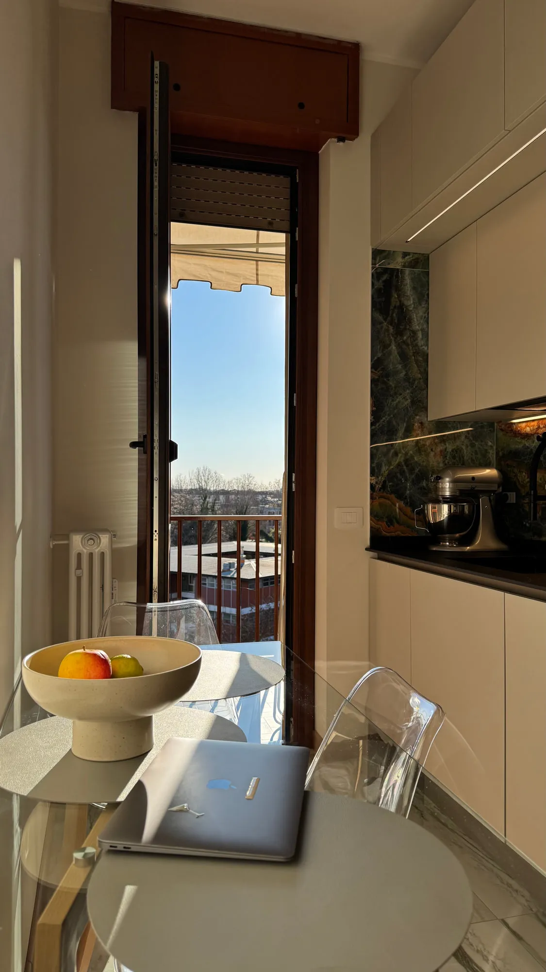 Appartamento Monza — green quartzite against matte lacquer and a black worktop